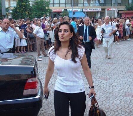 Erla Mëhilli, 10 vjet zëdhënëse e Berishës poston foton: Të gjithë i kishin sytë tek unë..