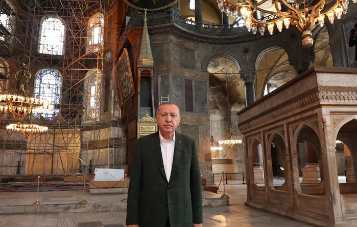 “Emrin tënd po e përhapim në botë “! Erdogan publikon këngën kushtuar Shën Sofisë: Mesazhi edhe në shqip (Video)