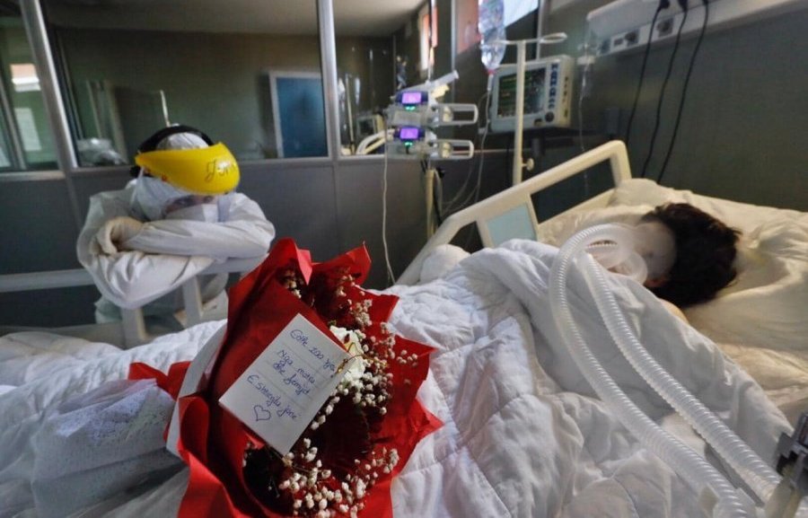 Pa shtëpi prej tërmetit të 26 nëntorit: Shuhet nga Covid-19 në Infektivi në ditën e lindjes, 49 vjearja me lulet e familjes