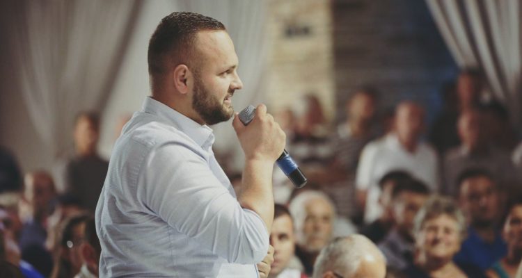 Deputeti Halit Valteri bëhet baba për herë të parë: Ju prezantoj me vajzën time! (Foto) Deputeti Halit Valteri bëhet baba për herë të parë: Ju prezantoj me vajzën time! (Foto)