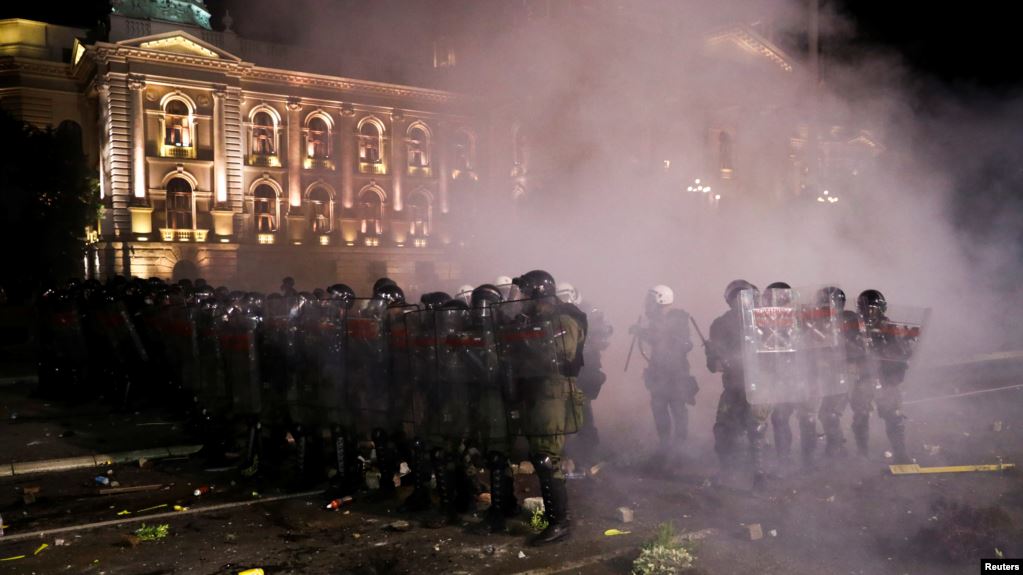Vuçiç paralajmëron vendosjen e orës policore/ Beogradi ‘ndizet’ nga protestat, mijëra veta në shesh kundër kufizimeve