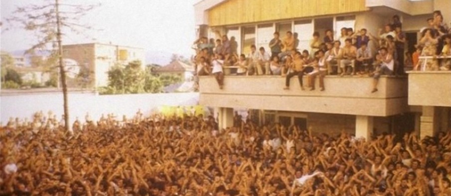 Kryeministri Rama publikon videon nga momenti historik dhe jep mesazhin e fortë: Një kohë për të kuptuar çmimin e lirisë! 2 Korriku…kur shqiptarët u dyndën në dyert e ambasadave Kryeministri Rama publikon videon nga momenti historik dhe jep mesazhin e fortë: Një kohë për të kuptuar çmimin e lirisë! 2 Korriku…kur shqiptarët u dyndën në dyert e ambasadave