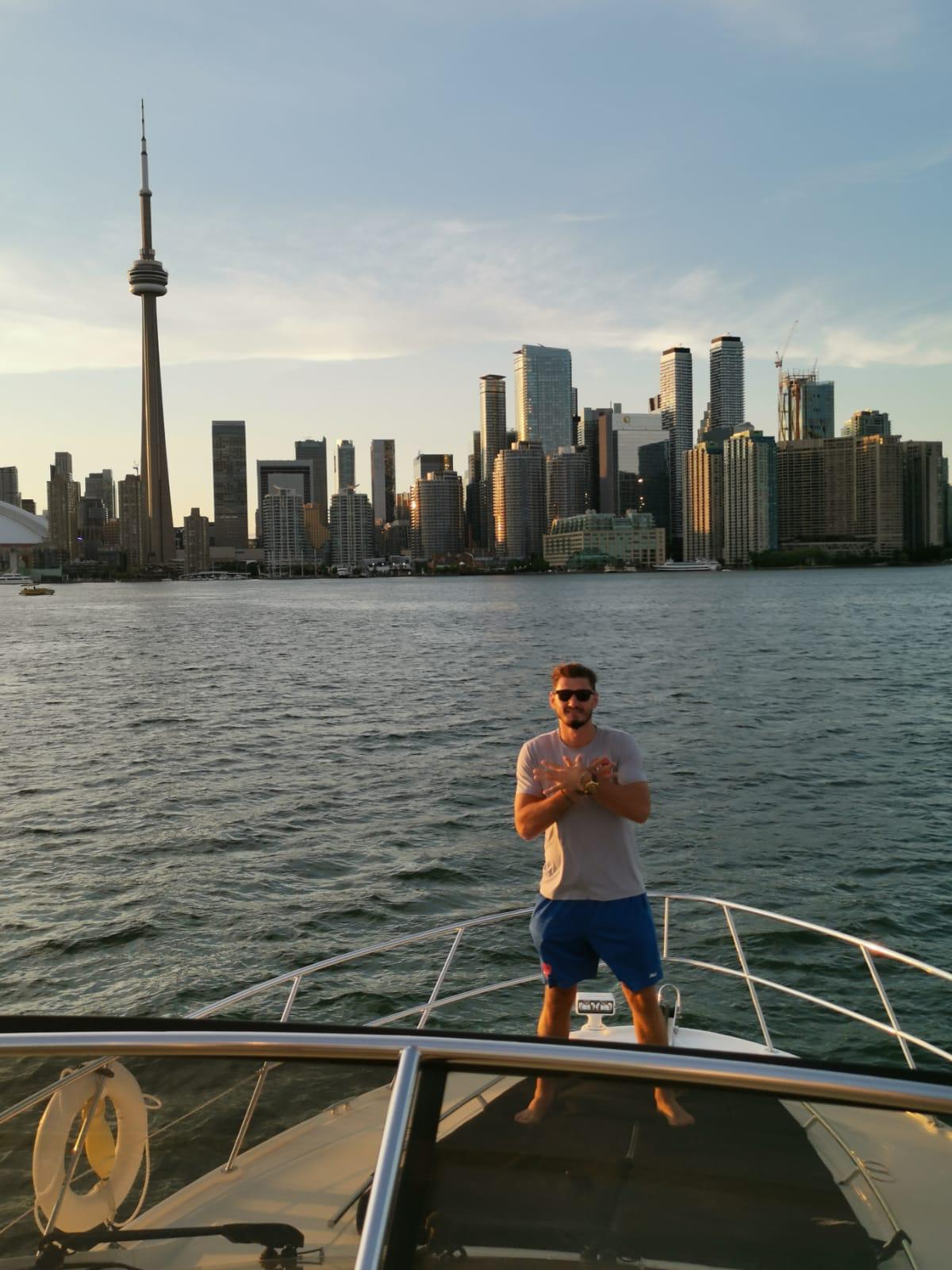 Kampioni Krist Prenga bën goditjen e radhës, blen super jahtin dhe lundron në Toronto