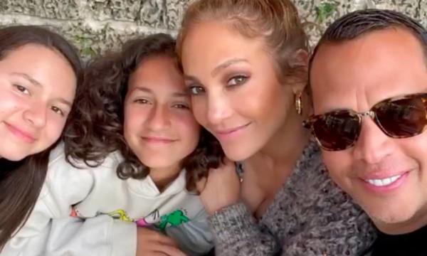 Superylli latin Jennifer Lopez feston ditëlindjen, partneri i kushton urimin më të ëmbël (Video) Superylli latin Jennifer Lopez feston ditëlindjen, partneri i kushton urimin më të ëmbël (Video)