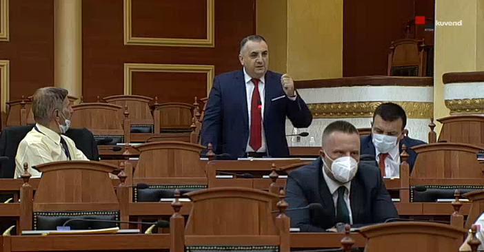 Foto/Disa deputetë nuk vendosin maskat, Ruçi u ben vërejtje: “Jepni shembulli të keq, ligjet nuk i bëjmë vetëm për qytetarët..”