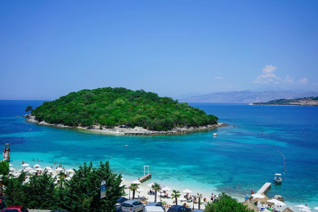 “The Sun” sugjeron rivierën shqiptare… ishujt e Ksamilit