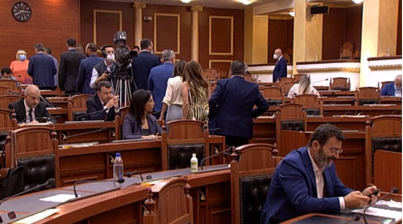 Emrat/ Pas Veliajt një tjetër deputet rezulton pozitiv me Covid-19, dyshohet edhe një ministër Emrat/ Pas Veliajt një tjetër deputet rezulton pozitiv me Covid-19, dyshohet edhe një ministër