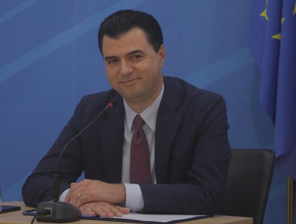 Grimca humoristike nga Luli Basha: “Unë kryeministër, Rama president”! Po Meta ç’pozicion do ketë?! Ja si përgjigjjet “lideri” që lusin por nuk pranon Grimca humoristike nga Luli Basha: “Unë kryeministër, Rama president”! Po Meta ç’pozicion do ketë?! Ja si përgjigjjet “lideri” që lusin por nuk pranon