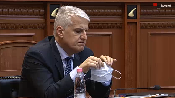 Foto/Disa deputetë nuk vendosin maskat, Ruçi u ben vërejtje: “Jepni shembulli të keq, ligjet nuk i bëjmë vetëm për qytetarët..”