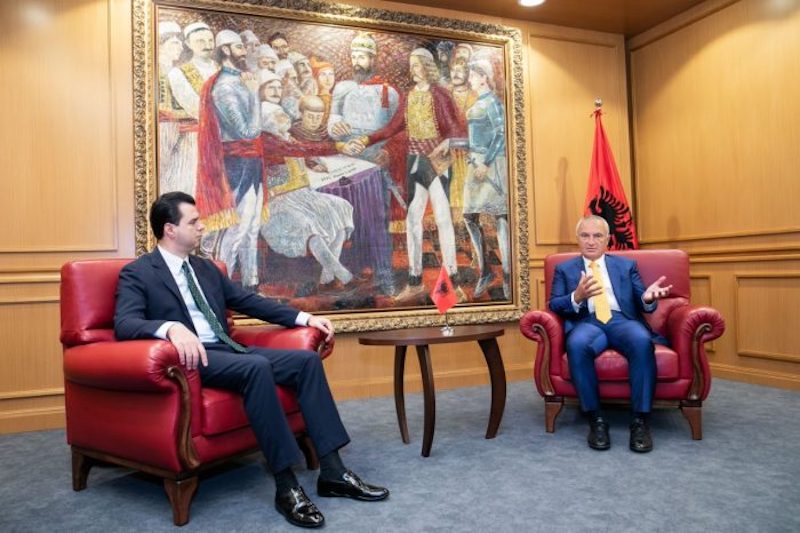 Gazetari i përvishet Bashës: O i bukri dheut… që tall t*apin Meta me ty