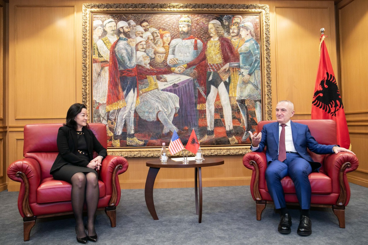 Ambasadorja Yuri Kim i shkon në zyrë Ilir Metës pas takimit me Ramën në Kryeministri