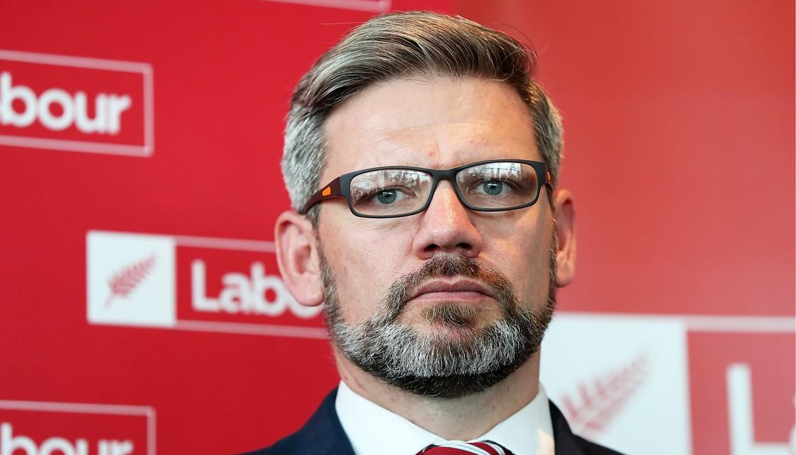 Kreu marrëdhënie të pahijshme me një femër të stafit të tij, shkarkohet urgjent ministri