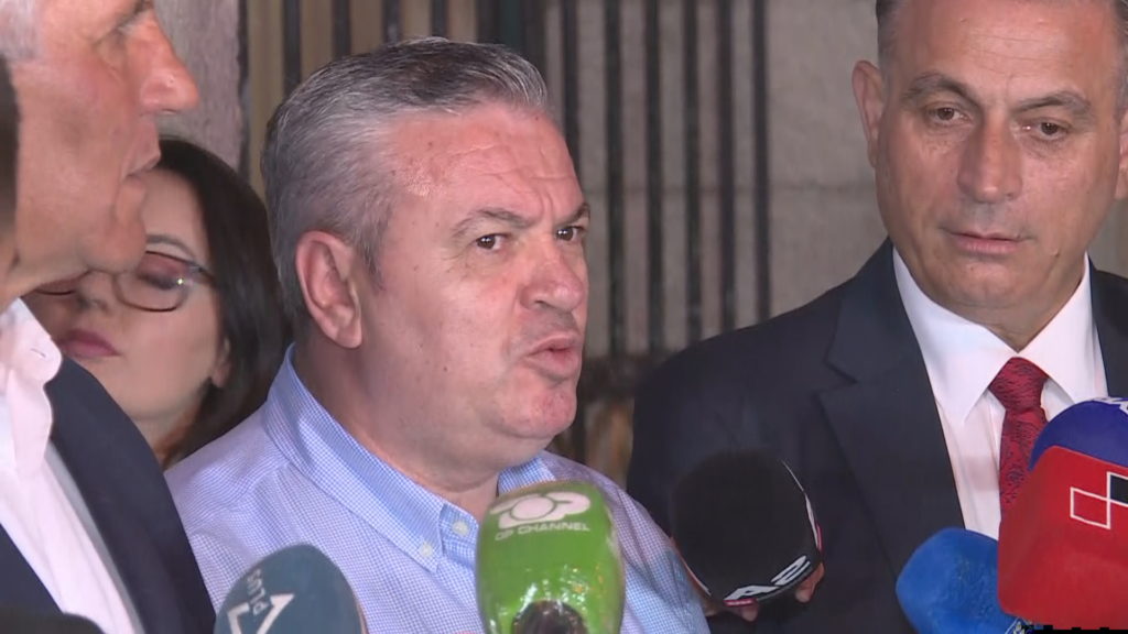 Përfundon takimi/ I pakënaqur nga takimi me Ramën, Myslim Murrizi: Nuk votojmë pazarin që kërkohet të shitet si marrëveshje Përfundon takimi/ I pakënaqur nga takimi me Ramën, Myslim Murrizi: Nuk votojmë pazarin që kërkohet të shitet si marrëveshje