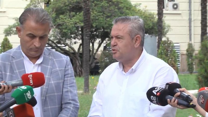 Myslim Murrizi çon në SPAK ministrin Sandër Lleshaj: “Fle gjumë ndërkohë që poshtë hundës së tij kalojnë akte k.orrupsioni..” Myslim Murrizi çon në SPAK ministrin Sandër Lleshaj: “Fle gjumë ndërkohë që poshtë hundës së tij kalojnë akte k.orrupsioni..”