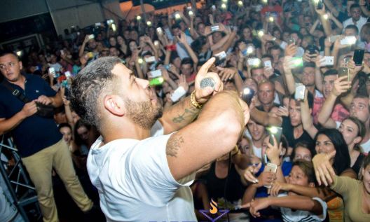 VIPA-t e politikës me vila në Gjirin e Lalzit në rrezik! Qindra të rinj grumbullohen në koncertin e Noizyt Asnjë masë ndaj pandemisë (Video) VIPA-t e politikës me vila në Gjirin e Lalzit në rrezik! Qindra të rinj grumbullohen në koncertin e Noizyt Asnjë masë ndaj pandemisë (Video)