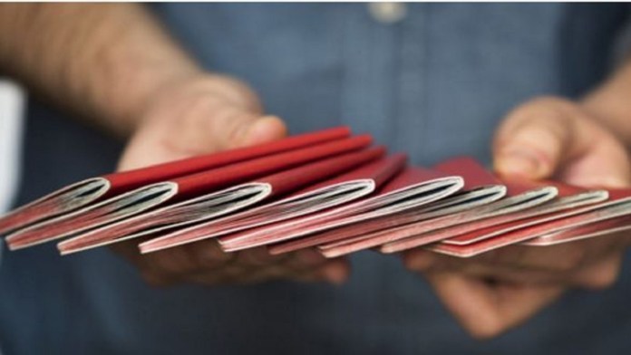 Ndodh në konsullatën e turpit të Selanikut! Policia greke ndalon dhe keqtrajton emigrantin shqiptar me kërkesë të drejtuesve sepse u ankua për sekserët Ndodh në konsullatën e turpit të Selanikut! Policia greke ndalon dhe keqtrajton emigrantin shqiptar me kërkesë të drejtuesve sepse u ankua për sekserët