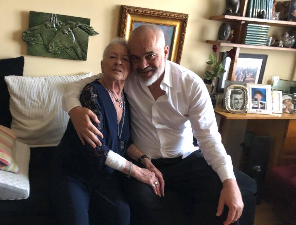 Feston ditëlindjen! Edi Rama publikon foton me nënën: Me gruan që më dha jetën!