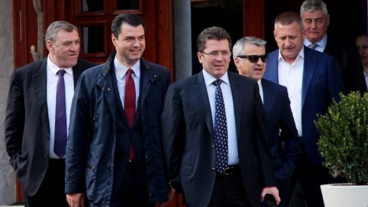 Endërr e madhe “koalicioniste”: Të fitosh zgjedhjet me partitë që anëtarë kanë vetëm vulat! Endërr e madhe “koalicioniste”: Të fitosh zgjedhjet me partitë që anëtarë kanë vetëm vulat!