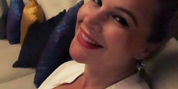 Rudina shfaqet e lumtur pas ikjes nga Shqipëria, Merita Halili e “përqafon fort” Rudina shfaqet e lumtur pas ikjes nga Shqipëria, Merita Halili e “përqafon fort”