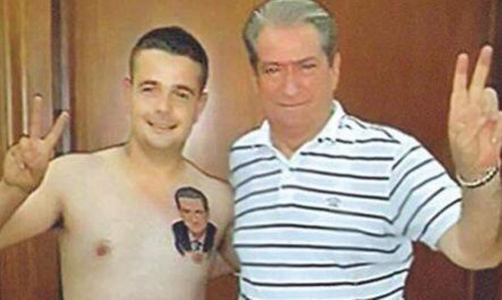 Tatuazhe me Sali Berishën e Marina Vjollcën: Kush është taksisti që tentoi të vetëdigjej para Kryeministrisë Tatuazhe me Sali Berishën e Marina Vjollcën: Kush është taksisti që tentoi të vetëdigjej para Kryeministrisë