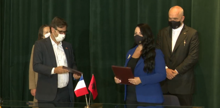 Nënshkruhet marrëveshja për Parkun Fotovoltaik të Karavastasë, Rama: Investimi fillon në shtator, i hapet rrugë kantierit të madh të energjisë diellore Nënshkruhet marrëveshja për Parkun Fotovoltaik të Karavastasë, Rama: Investimi fillon në shtator, i hapet rrugë kantierit të madh të energjisë diellore