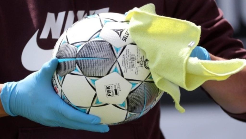 Çmenduri në Spanjë, ndeshje futbolli ndërmjet të “infektuarve dhe të painfektuarve” Çmenduri në Spanjë, ndeshje futbolli ndërmjet të “infektuarve dhe të painfektuarve”