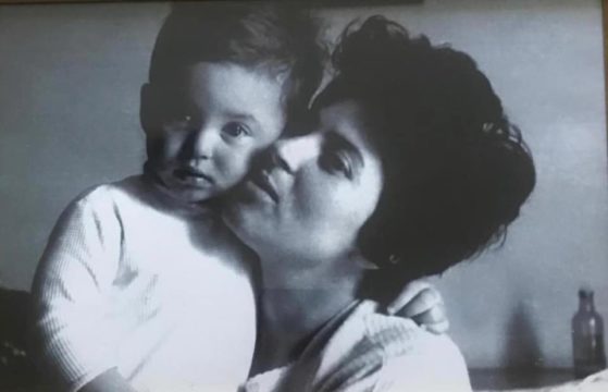 “Mund të derdhësh lot pse iku ose mund të buzëqeshësh sepse jetoi”! Rama mesazh një ditë pas humbjes së të ëmës