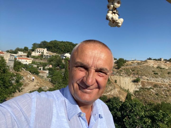 Ilir Meta mesazh shqiptarëve me foto me hudhër sipër kokës “mos ta hanë msysh”: Sot jam shumë i lumtur! Ilir Meta mesazh shqiptarëve me foto me hudhër sipër kokës “mos ta hanë msysh”: Sot jam shumë i lumtur!