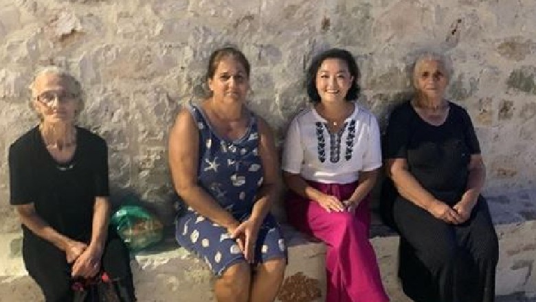 ‘Ndalova për kafe e raki’, ambasadorja amerikane kalon një pasdite me gratë e Dhërmiut: Mi mbushën duart me fiq ‘Ndalova për kafe e raki’, ambasadorja amerikane kalon një pasdite me gratë e Dhërmiut: Mi mbushën duart me fiq