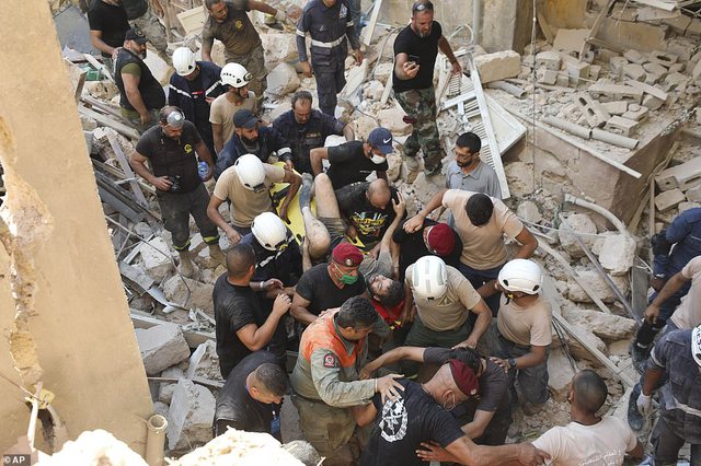 U hodh në det pas sh.përthimit/ Gjendet i gjallë pas 30 orësh punëtori i Portit në Bejrut