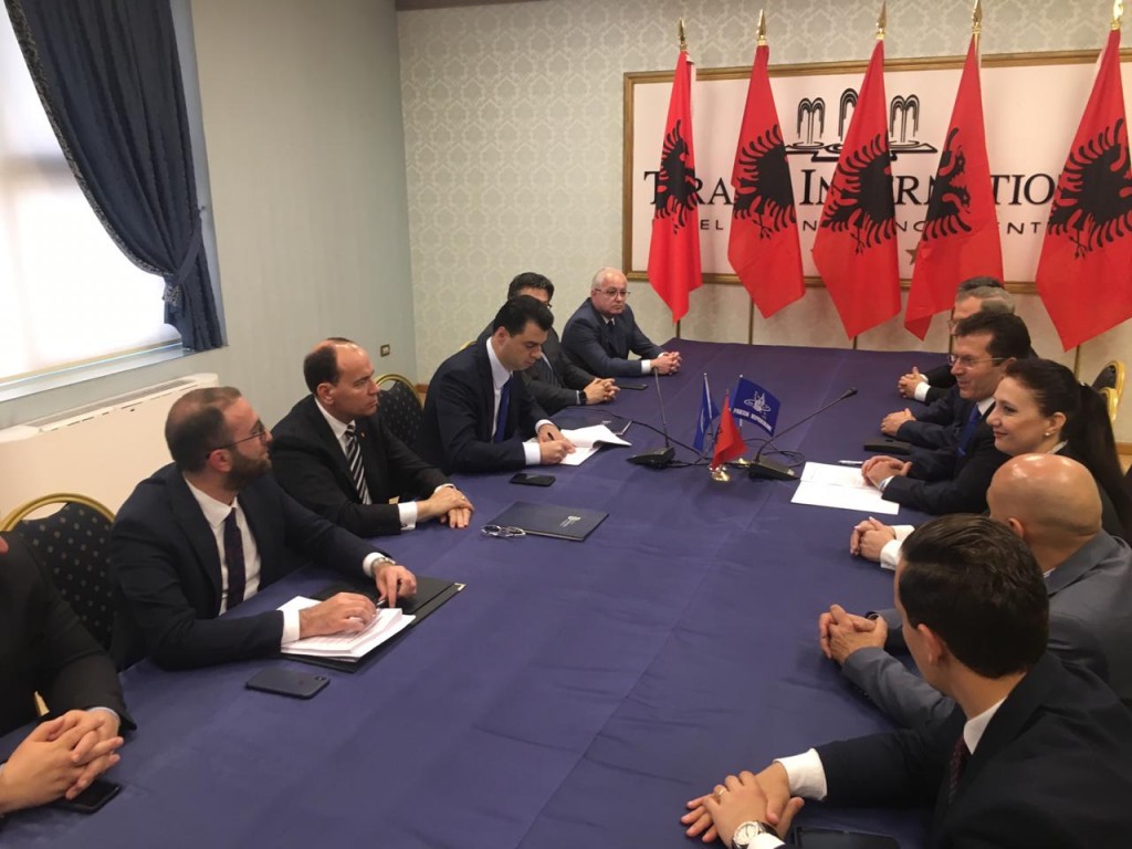 Sekretarja e Mediut Aida Shtino “kërcënon” mjekët në spitalet COVID: Mbajeni mend! Turma e tërbuar nga zemërimi do ju vërsulet Sekretarja e Mediut Aida Shtino “kërcënon” mjekët në spitalet COVID: Mbajeni mend! Turma e tërbuar nga zemërimi do ju vërsulet