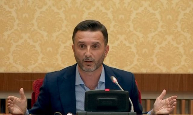 “Është e neveritshme”, Erion Braçe publikon videon nga ajo që po ndodh në jug të vendit: Çfarë t’iu bëjë spitali këtyre?! “Është e neveritshme”, Erion Braçe publikon videon nga ajo që po ndodh në jug të vendit: Çfarë t’iu bëjë spitali këtyre?!