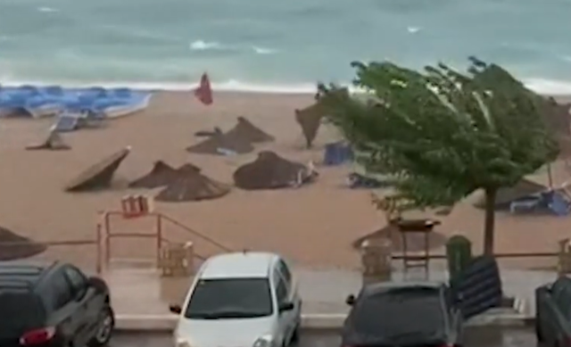 Reshjet e furishme të shiut dhe era e fortë kanë shkaktuar dëme në vend dhe bregdet/ Pamjet Reshjet e furishme të shiut dhe era e fortë kanë shkaktuar dëme në vend dhe bregdet/ Pamjet