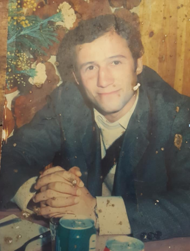 Deputeti ‘xhentëlmen’ publikon foto nga rinia e tij dhe surprizon sërish: Për ata që duan të shohin foto me kaçurela..