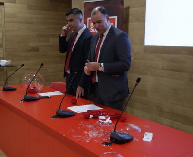 Incidenti i papritur në ambientet e ‘Air Albania’ gjatë hedhjes së shortit të Kategorisë Superiore, plagoset sekretari i FSHF-së Incidenti i papritur në ambientet e ‘Air Albania’ gjatë hedhjes së shortit të Kategorisë Superiore, plagoset sekretari i FSHF-së