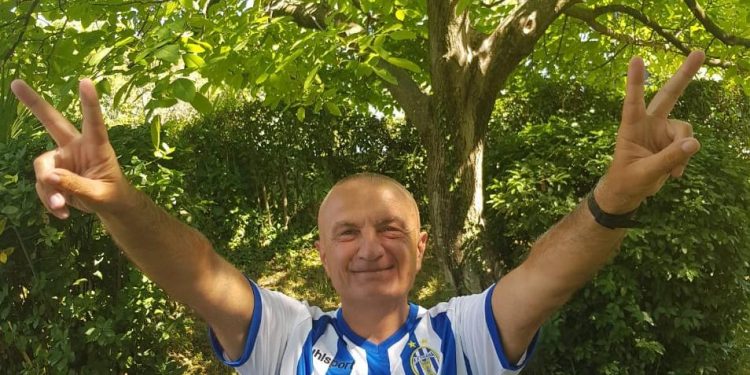 Artan Hoxha nuk i ndahet “patriotit” Meta, publikon foton dhe e ‘thumbon’ ashpër: Ore pse i duket si skuadër e qeverisë dhe Edi Ramës, Partizani?!