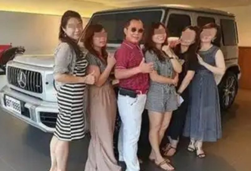 E pabesueshme por e vërtetë, njihuni me njeriun më të korruptuar në Kinë, që ka mbi 100 dashnore dhe 3 ton para E pabesueshme por e vërtetë, njihuni me njeriun më të korruptuar në Kinë, që ka mbi 100 dashnore dhe 3 ton para