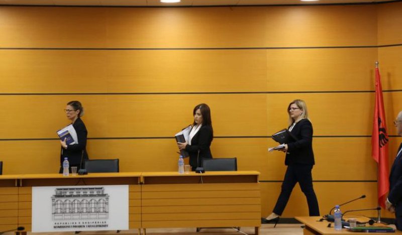 Frika nga hetimet dhe sekuestrimi i pasurisë, 38 gjyqtarë dhe prokurorë japin dorëheqjet, i shpëtojnë në bllok vetingut