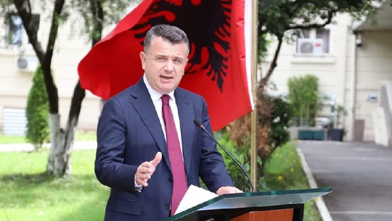 Mazhoranca paralajmëron rrëzimin e dekretit të Presidentit dhe shpërthen ndaj Metës: Ligji i 4 rajoneve zhvillon Shqipërinë, pretendimet presidenciale lajthitje Mazhoranca paralajmëron rrëzimin e dekretit të Presidentit dhe shpërthen ndaj Metës: Ligji i 4 rajoneve zhvillon Shqipërinë, pretendimet presidenciale lajthitje