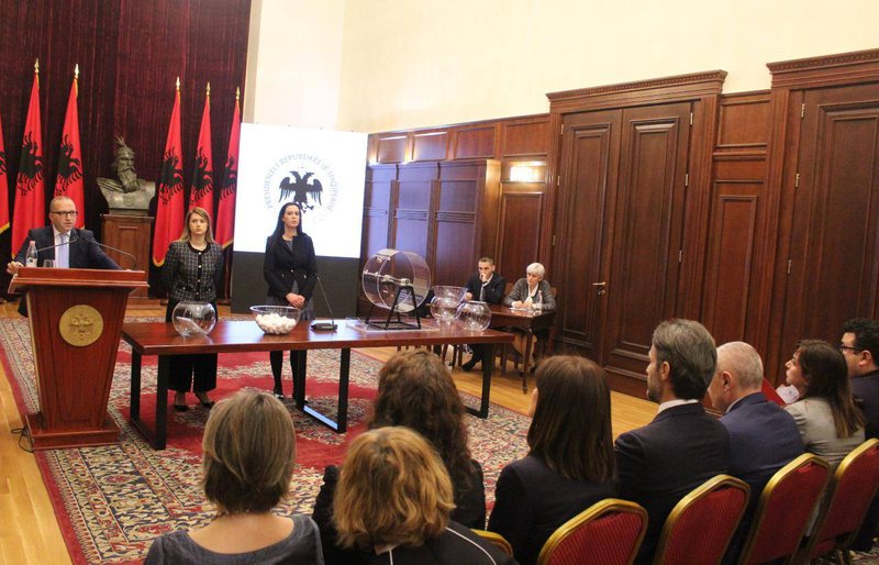 KED e Tushës së Metës pa mandat vë në pikëpyetje negociatat: Politika sfidon SHBA-BE dhe çon Kushtetuesen drejt kalendave greke KED e Tushës së Metës pa mandat vë në pikëpyetje negociatat: Politika sfidon SHBA-BE dhe çon Kushtetuesen drejt kalendave greke