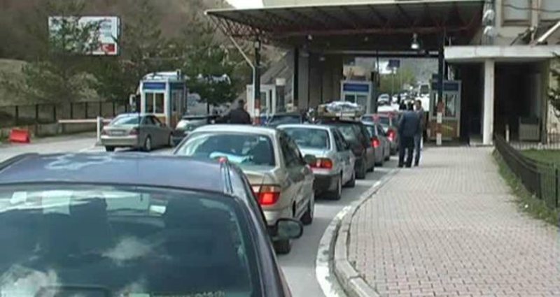 Drejtoria e Migracionit njoftim të rëndësishëm për udhëtarët që kanë mbetur të bllokuar në Kapshticë: Sot nuk e kaloni dot kufirin, ja arsyeja! Drejtoria e Migracionit njoftim të rëndësishëm për udhëtarët që kanë mbetur të bllokuar në Kapshticë: Sot nuk e kaloni dot kufirin, ja arsyeja!