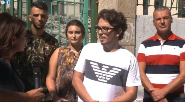 Grida Duma sjell të rinjtë e Xhelal Mziut nga Kamza për të protestuar për shkollën “Sami Frashëri” në qendër të Tiranës Grida Duma sjell të rinjtë e Xhelal Mziut nga Kamza për të protestuar për shkollën “Sami Frashëri” në qendër të Tiranës