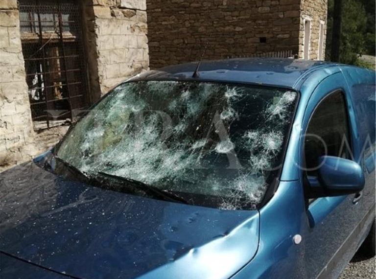 Breshër sa një top pinpongu në Kastoria të Greqisë. Dëmtoi automjete, të mbjella dhe madje edhe panelet diellore