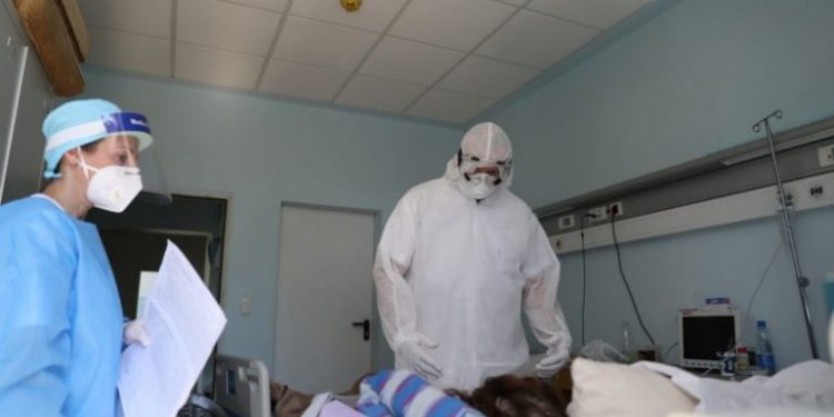 Tjetër bilanc tragjik në Kosovë, ndërrojnë jetë 13 pacientë me koronavirus, konfirmohen 245 raste të reja Tjetër bilanc tragjik në Kosovë, ndërrojnë jetë 13 pacientë me koronavirus, konfirmohen 245 raste të reja
