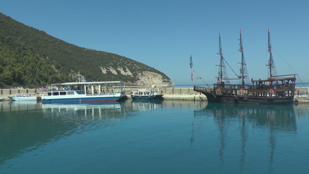 Sazani, udhëtim në ishullin e pabanuar, ku turistët ndërthuren me “nostalgjikët”