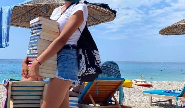 Vëzhgimi në plazh: Bukuroshja s’pret emigrantin nga Anglia që t’i paguajë pushimet në Jalë. Ka zgjedhur të mos jetë “skllave” ofertash, por shitëse lëvizëse librash Vëzhgimi në plazh: Bukuroshja s’pret emigrantin nga Anglia që t’i paguajë pushimet në Jalë. Ka zgjedhur të mos jetë “skllave” ofertash, por shitëse lëvizëse librash