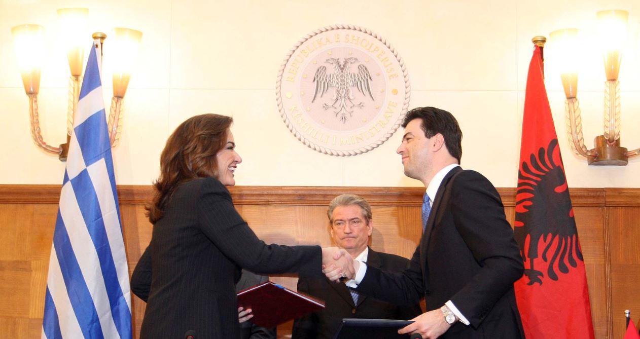 Debati për kufijtë detarë me Shqipërinë, mediat greke zbulojnë detajet: Qeveria e Mitsotakis synon nënshkrimin sa më parë edhe me Shqipërinë Debati për kufijtë detarë me Shqipërinë, mediat greke zbulojnë detajet: Qeveria e Mitsotakis synon nënshkrimin sa më parë edhe me Shqipërinë