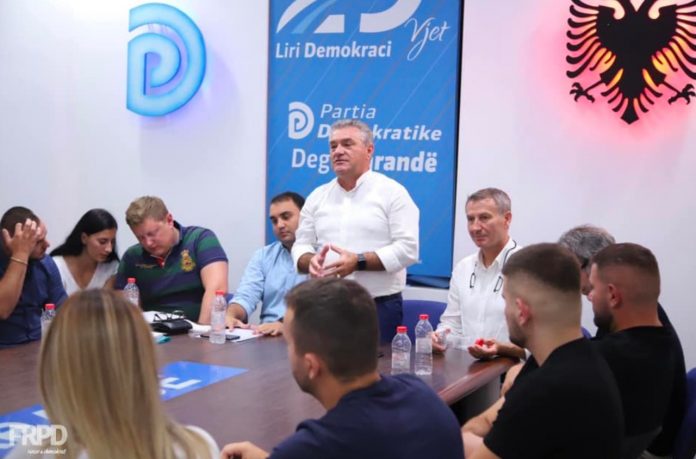 Skandal/ Shembulli i Partisë Demokratike për qytetarët: Mbledhje pa maska, pa distancim, në ambjent të mbyllur Skandal/ Shembulli i Partisë Demokratike për qytetarët: Mbledhje pa maska, pa distancim, në ambjent të mbyllur