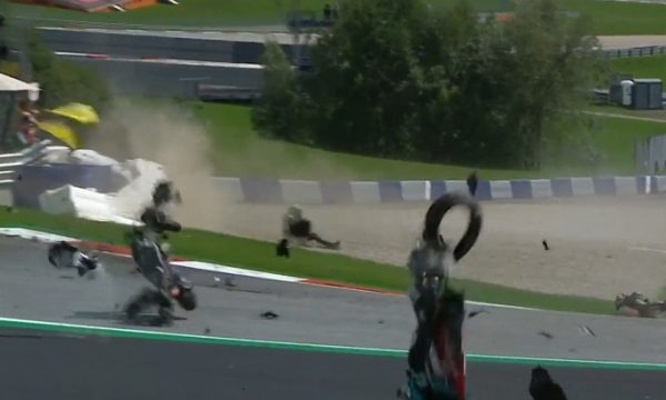 Aksident horror në Moto GP, motorët fluturojnë mbi kokat e pilotëve Aksident horror në Moto GP, motorët fluturojnë mbi kokat e pilotëve
