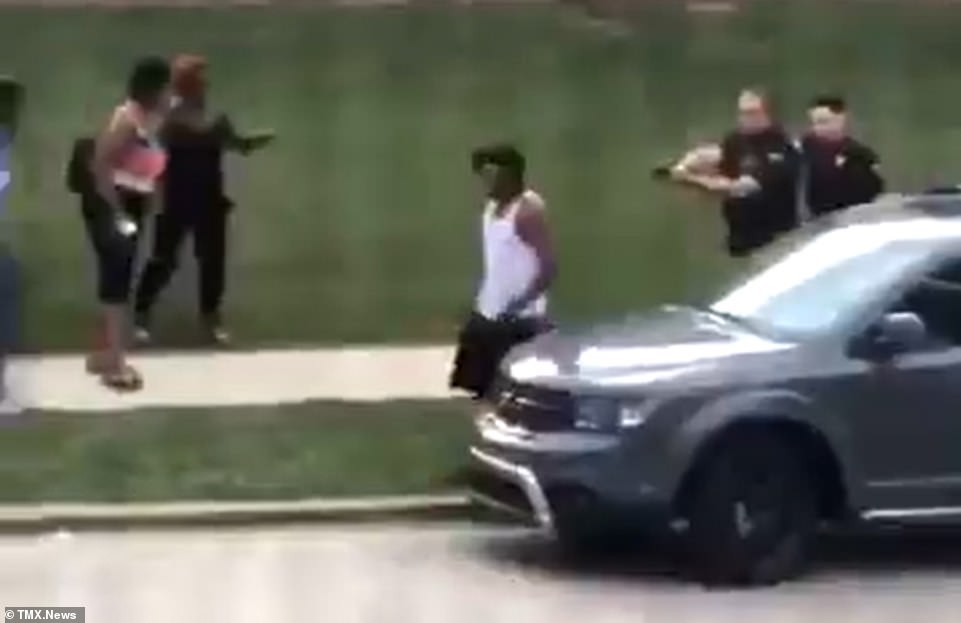 VIDEO/ Policia qëllon afro-amerikanin me fëmijët në makinë: Shpërthen dhuna në Wisconsin VIDEO/ Policia qëllon afro-amerikanin me fëmijët në makinë: Shpërthen dhuna në Wisconsin